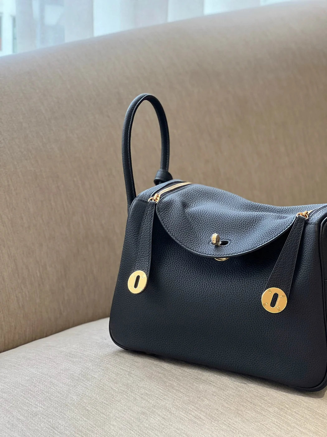 Hermès Lindy 26 Black Gold Hardware Bag product view 2