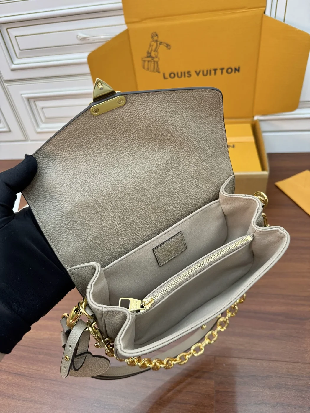 Louis Vuitton Pochette Métis East West Tourterelle Bag product view 3