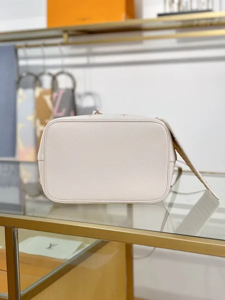 Louis Vuitton NéoNoé MM bucket bag product view 8