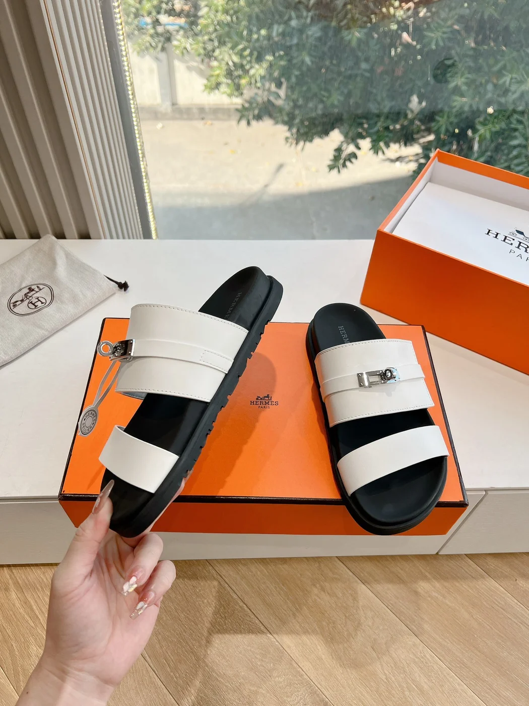 Hermès Women White Leather Straps Flat Sandals product view 6