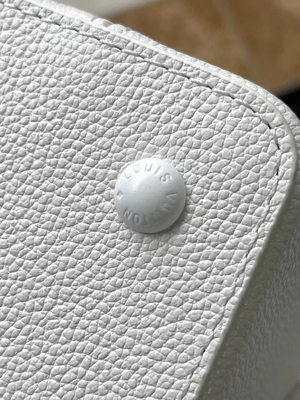 Louis Vuitton Capucines Handbags White Leather 21 cm product view 8