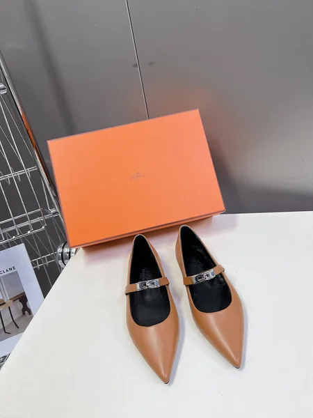 Hermès Women Tan Leather Pointed Toe Flats product photo