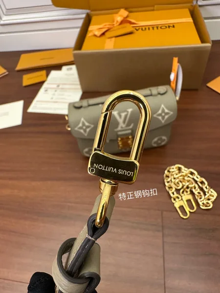 Louis Vuitton Pochette Métis East West Tourterelle Bag product view 4