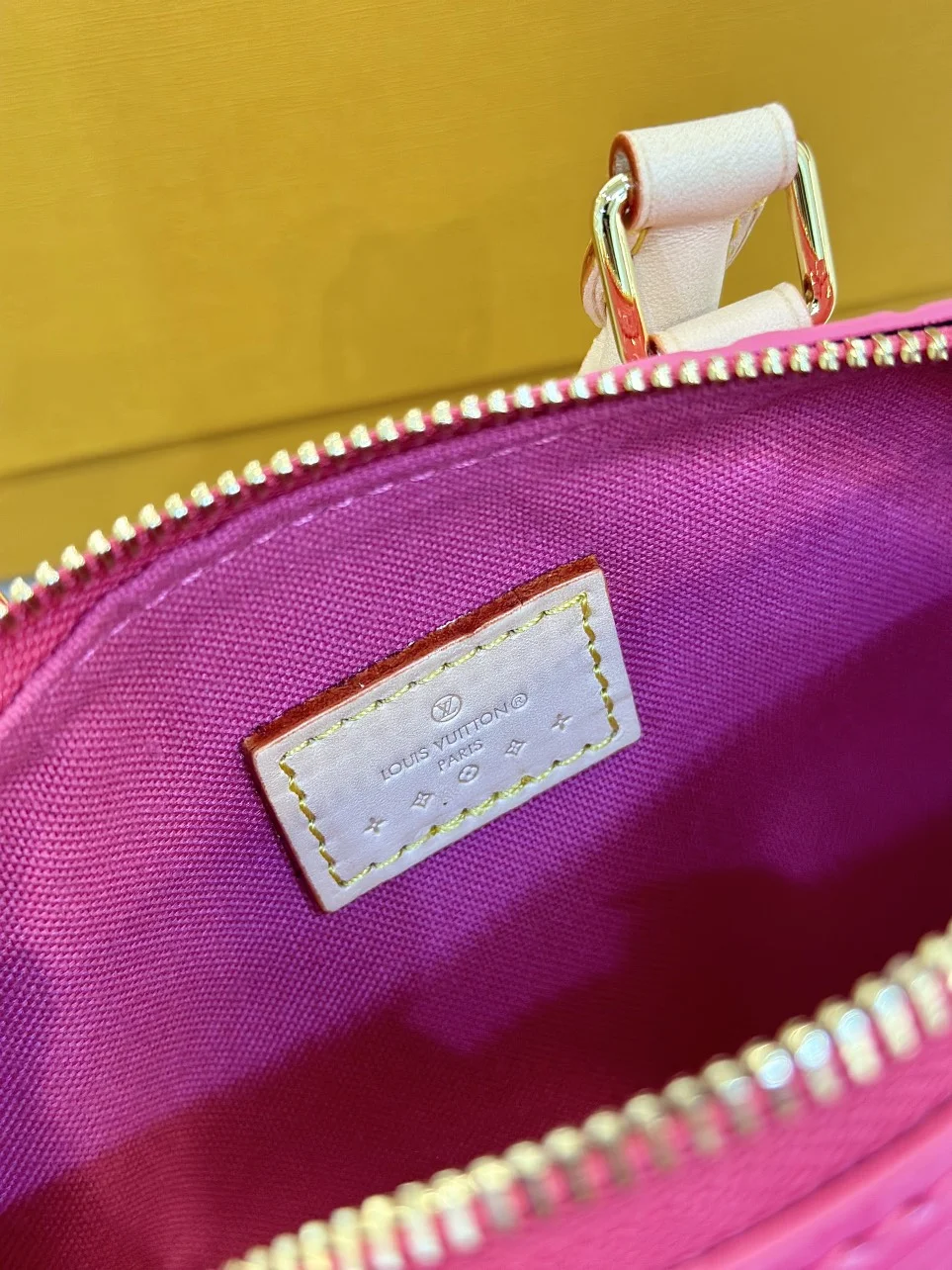 Louis Vuitton Nano Speedy Pink Shiny Leather Handbags 16x10x7,5 cm product view 3
