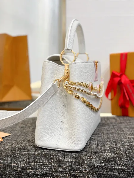 Louis Vuitton Capucines BB handbag in white Taurillon leather product view 2