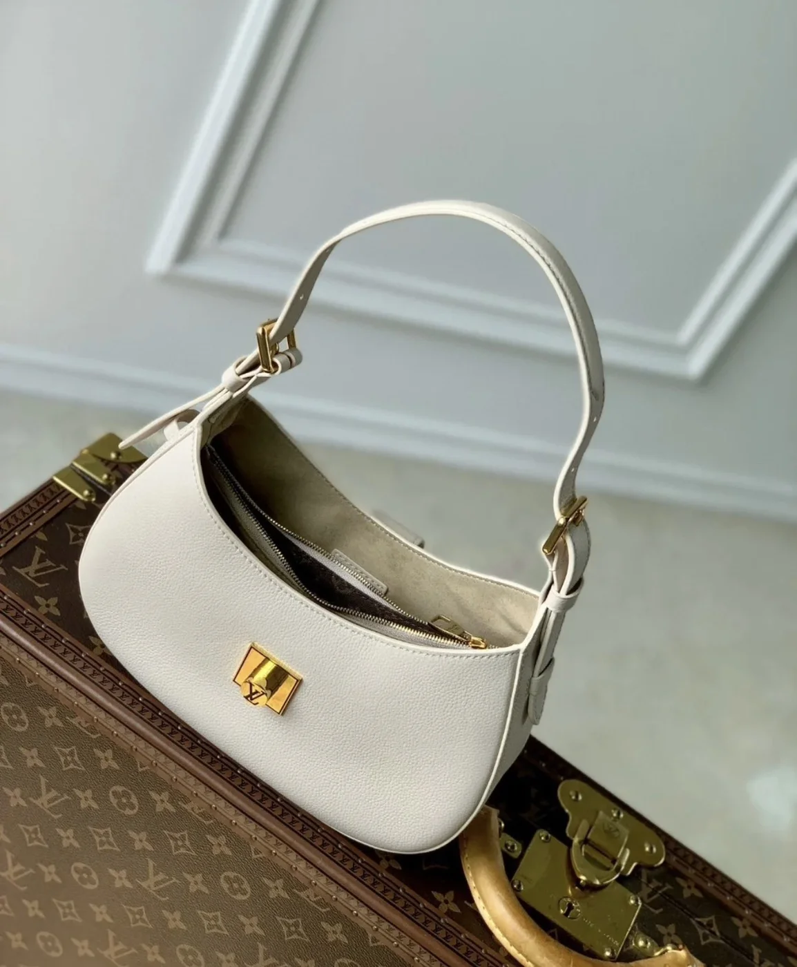 Louis Vuitton Lowkey Lock Pattern Woman’s Handbags 26x18x7cm product view 2