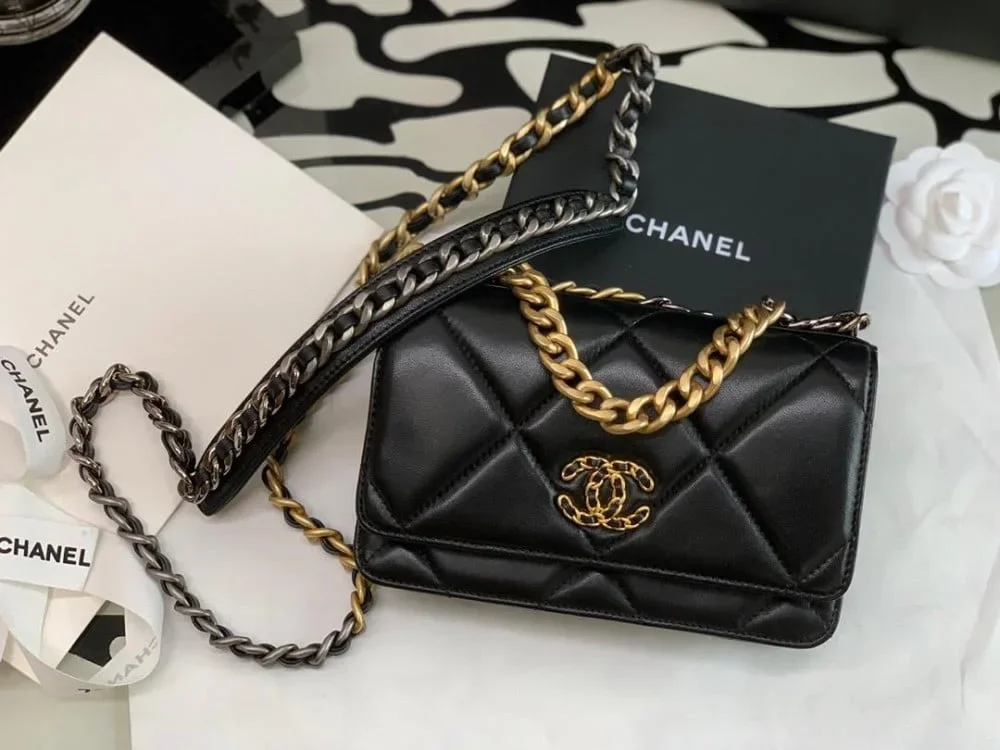 Chanel 19 wallet on chain in shiny lambskin Bag product view 1