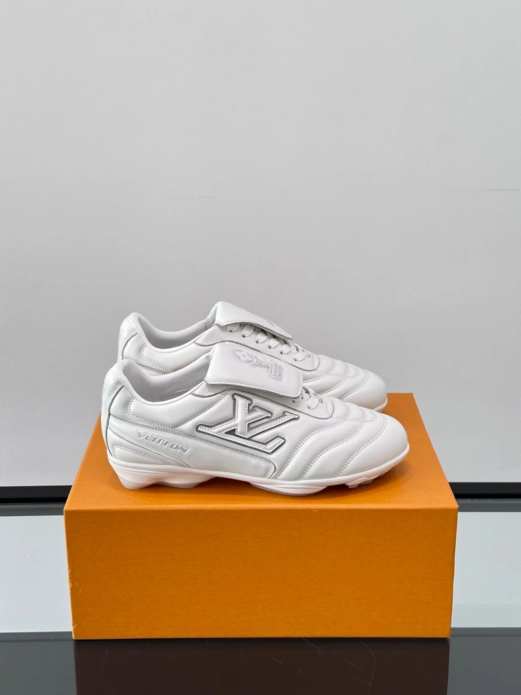 Louis Vuitton Men White Sneakers — Outlined LV Side Detail product view 1