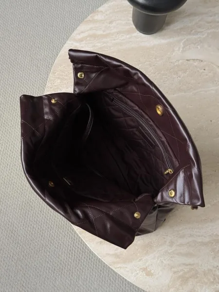 Chanel 22 handbag in Burgundy product view 2