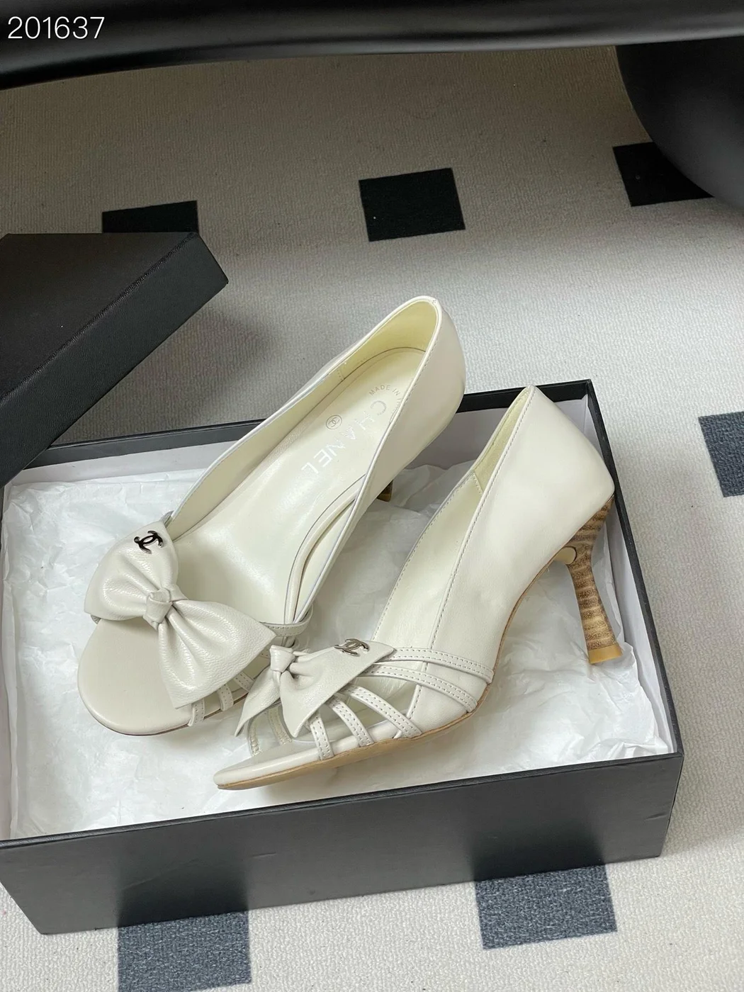 Chanel bow heels product view 2