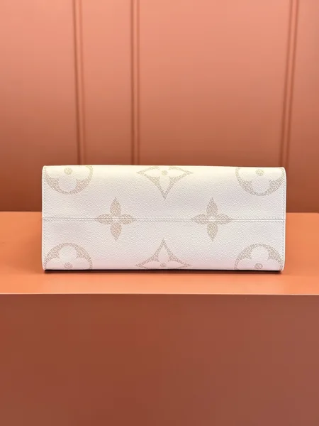 Louis Vuitton Monogram Dune Giant OnTheGo MM tote bag product view 3