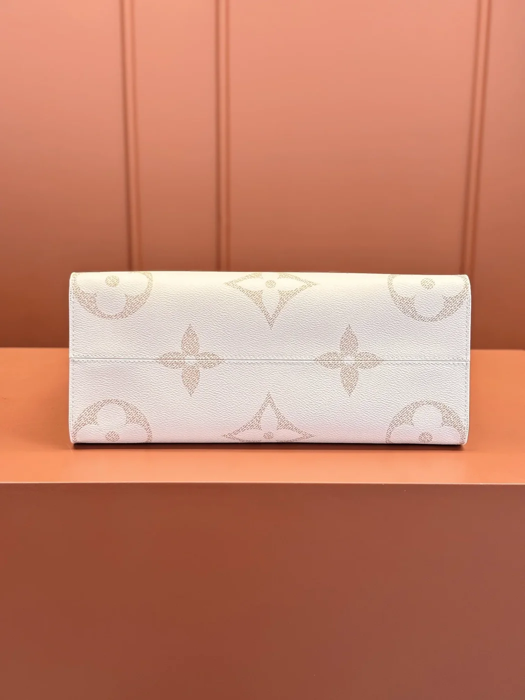 Louis Vuitton Monogram Dune Giant OnTheGo MM tote bag product view 3