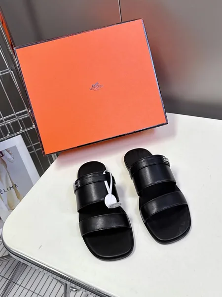 Hermès Women Black Leather Flat Sandals product photo