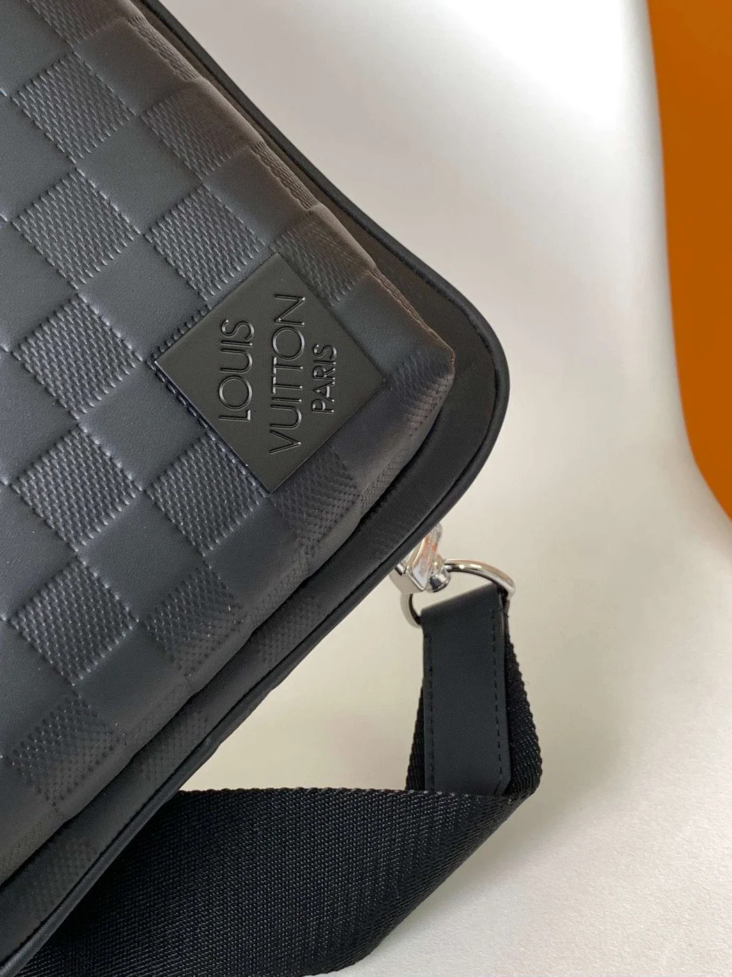 Louis Vuitton Avenue Men’s Bag Checkerboard Pattern Black 20x31x7cm product view 2