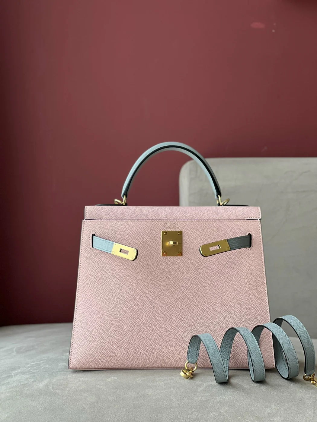 Hermès Kelly 25 Rose Sakura & Gris Perle Chèvre Epsom Leather Gold Hardware Bag product view 2