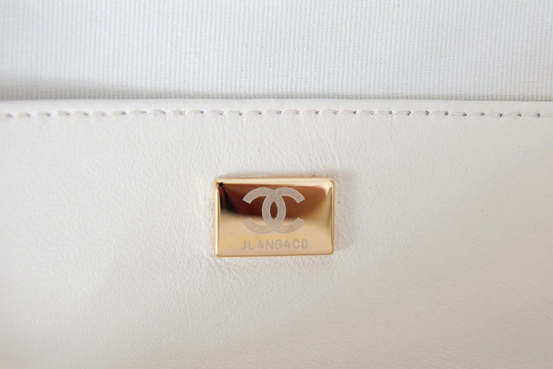 Chanel The One Handbags Smooth Leather Heart-Pattern Milk Lock Gold 16.5x18x6.5 cm product view 2