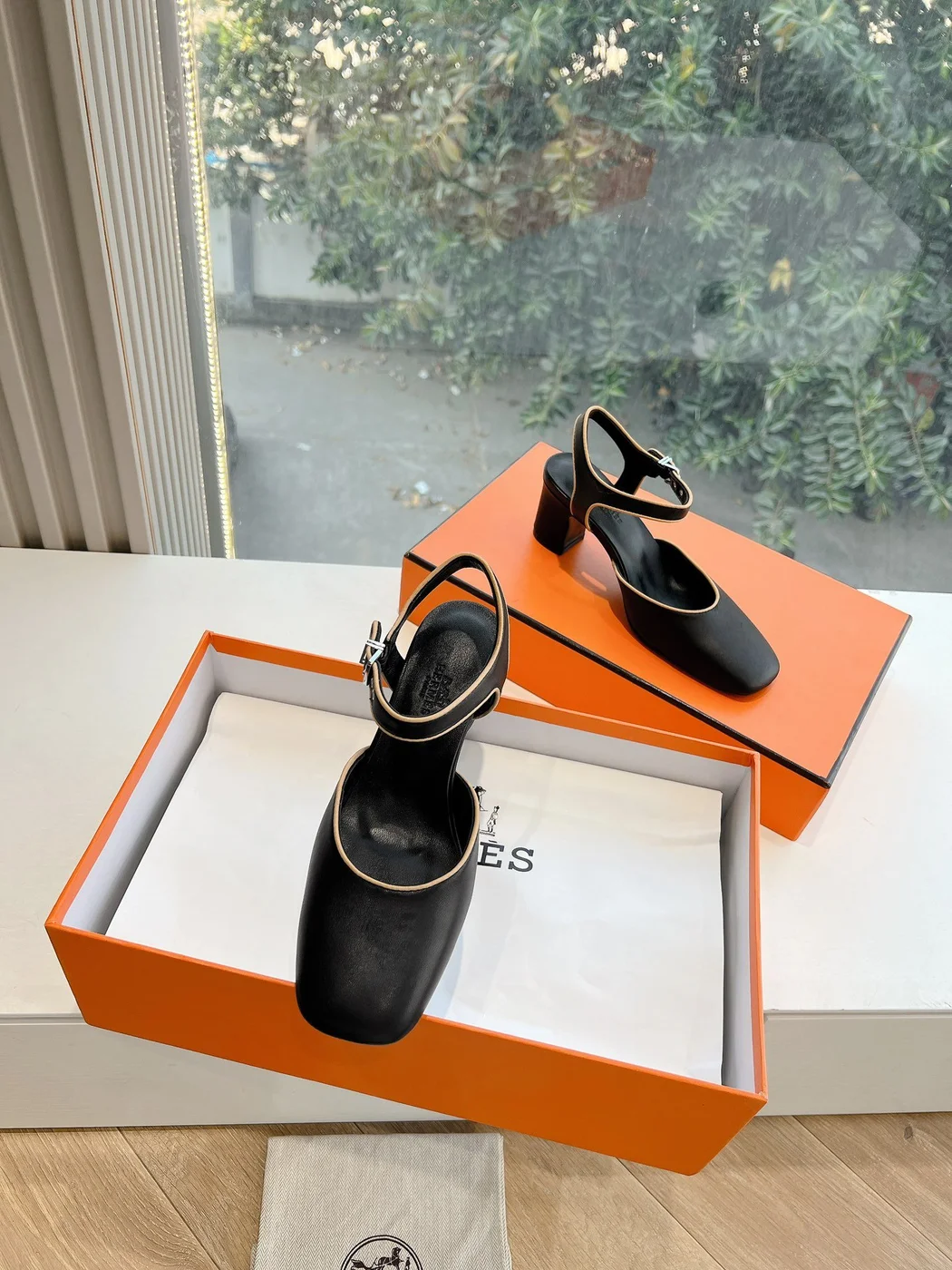 Hermès Women Black Leather Trimmed Heels product view 4