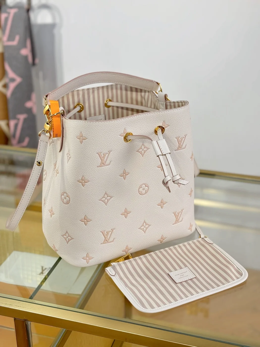 Louis Vuitton NéoNoé MM bucket bag product view 2