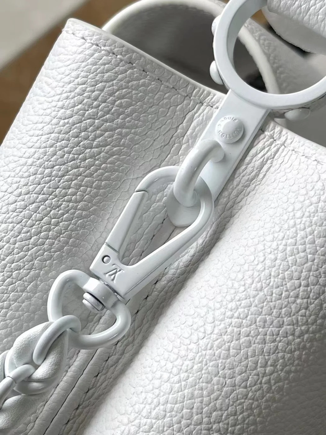 Louis Vuitton Capucines Handbags White Leather 21 cm product view 6