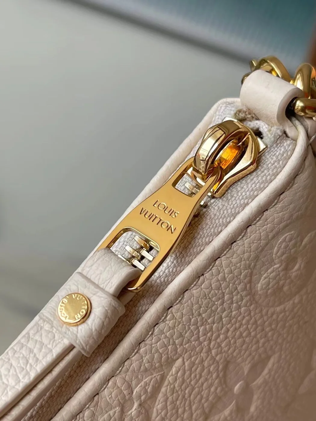 Louis Vuitton Easy Pouch On Strap Handbags White Milk 19× .5x3cm product view 4