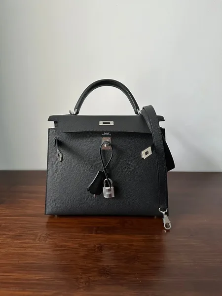 Hermès Kelly 25 Black Epsom Bag with Gold Hardware product view 6