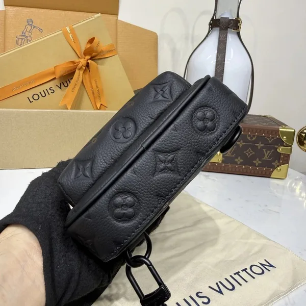 Louis Vuitton Avenue pm Crossbody bag in Taurillion Monogram product view 3