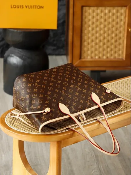 Louis Vuitton Neverfull tote product view 5