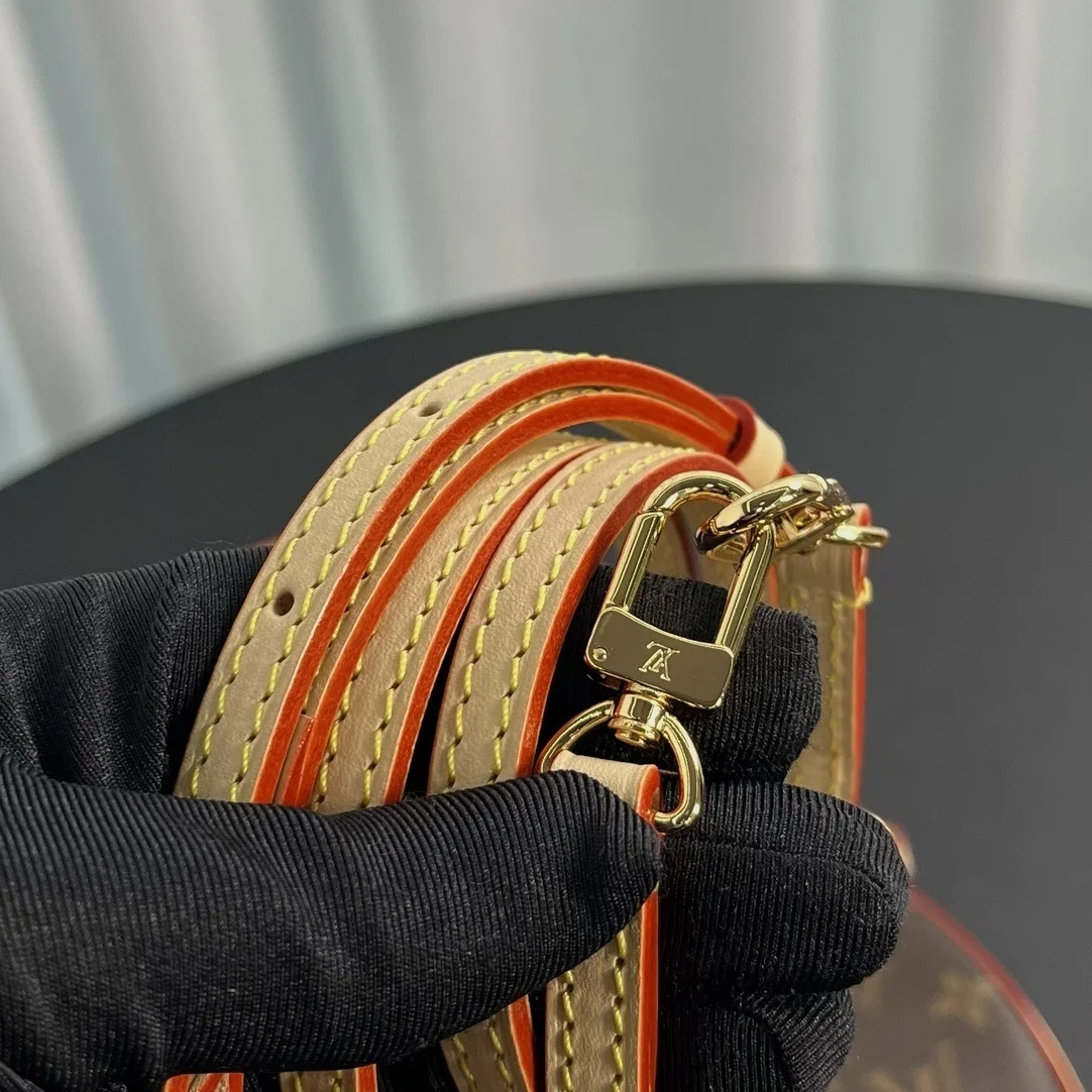 Louis Vuitton Pochette Tirette bag in Monogram Canvas product view 3