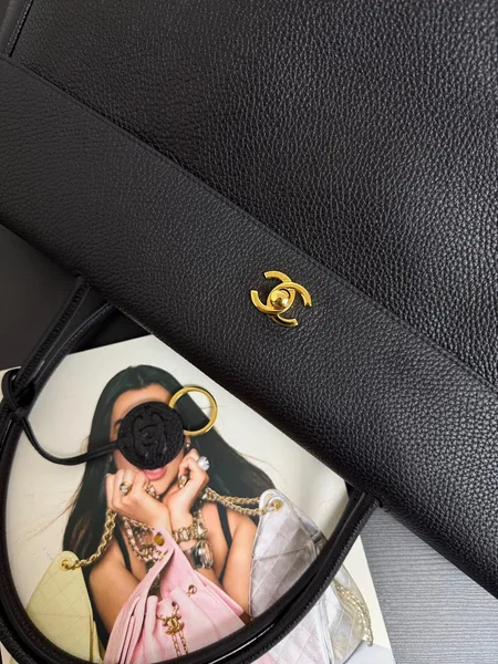 Chanel Large Shopping Bag in black grained calfskin product view 4
