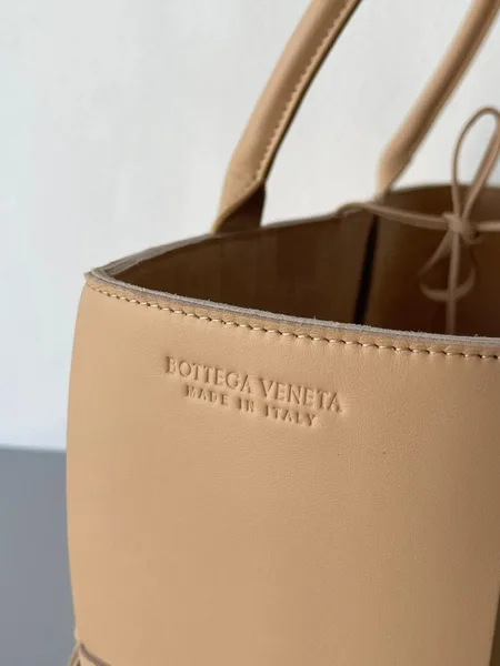 Bottega Veneta Arco Medium Tote In Beige Intrecciato Lambskin product view 4