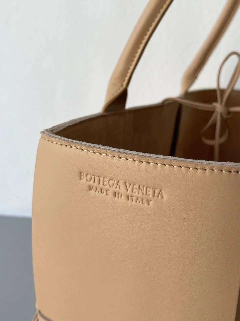 Bottega Veneta Arco Medium Tote In Beige Intrecciato Lambskin product view 4