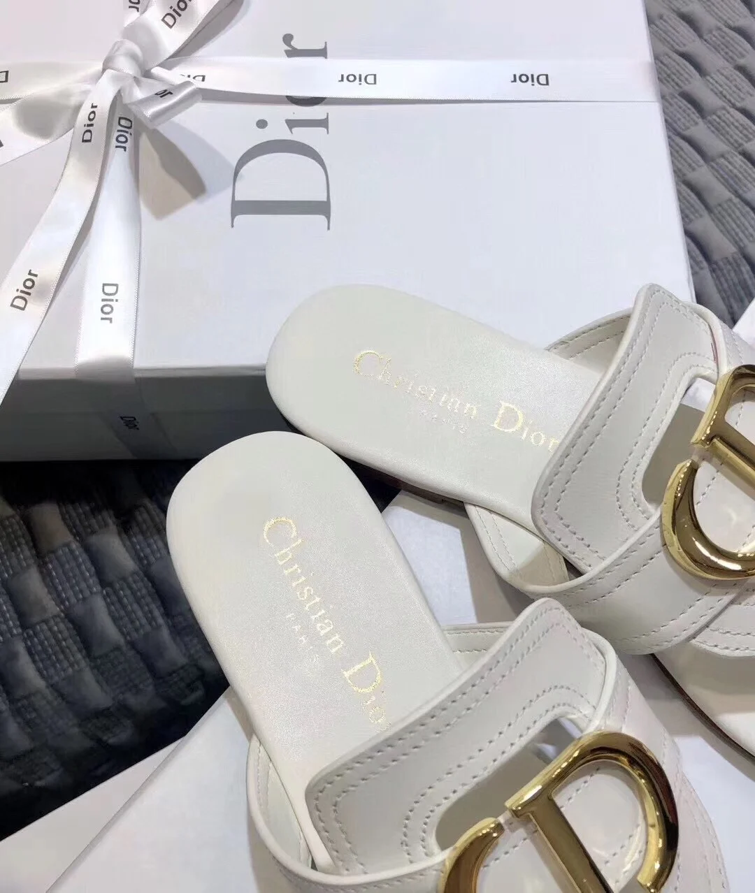 Dior 30 Montaigne Thong Flats In White Calfskin product view 7