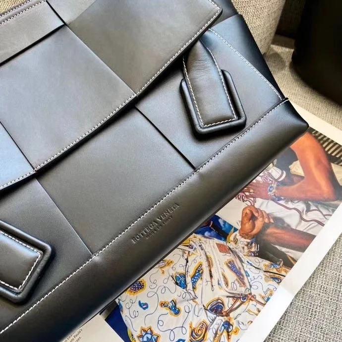 Bottega Veneta Arco Medium Bag In Black Intrecciato Calfskin product view 6