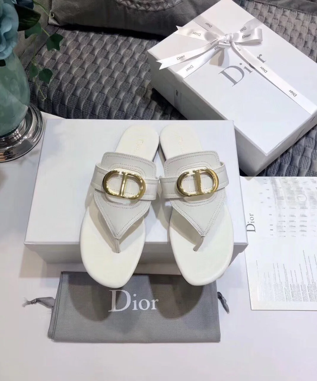 Dior 30 Montaigne Thong Flats In White Calfskin product view 4