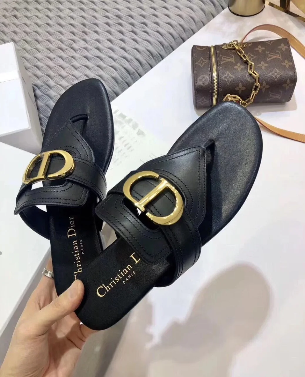 Dior 30 Montaigne Thong Flats In Black Calfskin product view 4