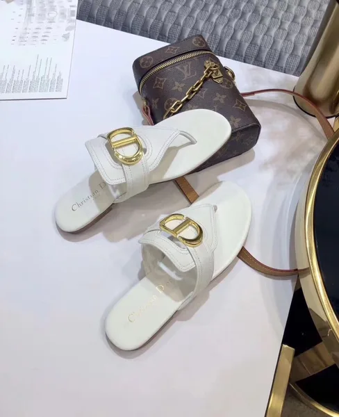 Dior 30 Montaigne Thong Flats In White Calfskin product view 8