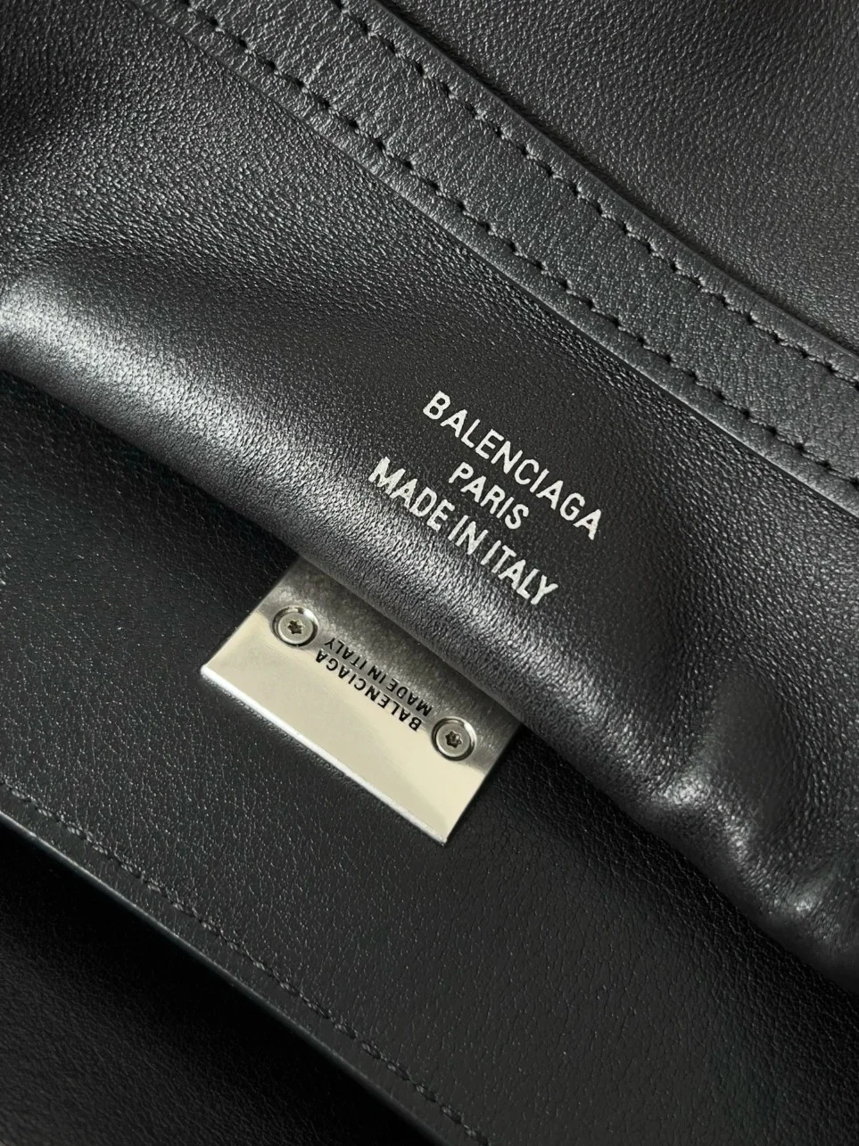 Balenciaga Rodeo Medium Bag in Noir Calfskin product view 2