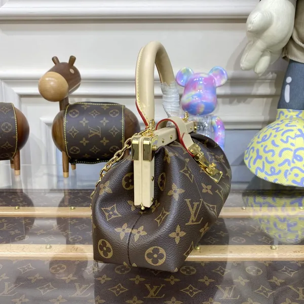 Louis Vuitton M46544 Monogram Clutch product view 3