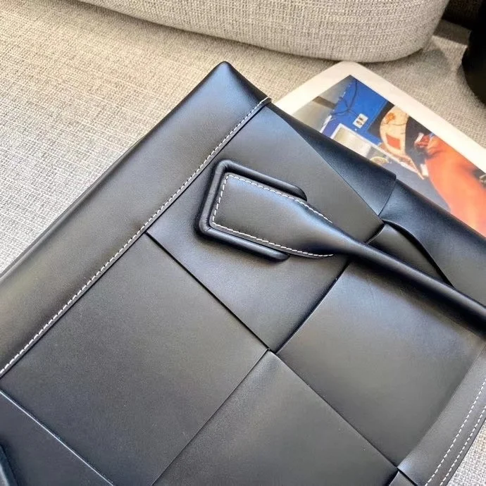 Bottega Veneta Arco Medium Bag In Black Intrecciato Calfskin product view 7