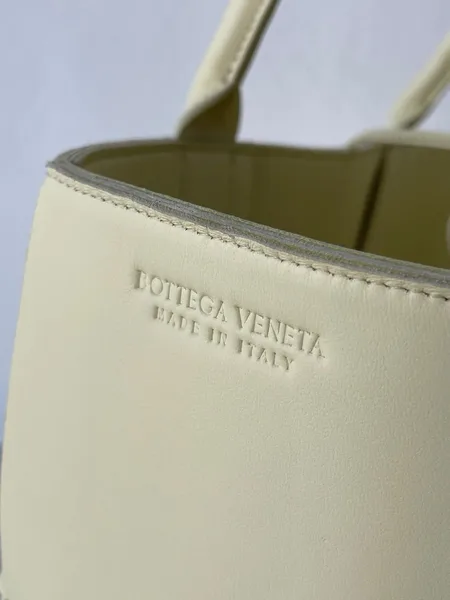 Bottega Veneta Arco Medium Tote In Cream Intrecciato Lambskin product view 4
