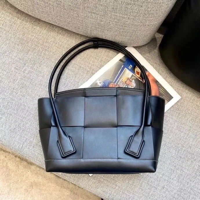 Bottega Veneta Arco Medium Bag In Black Intrecciato Calfskin product view 5