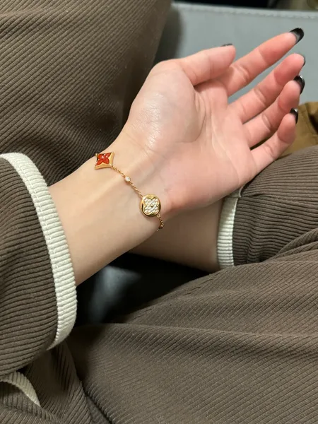 Louis Vuitton Sun Star Blossom Chain Bracelet Red Inlay and Gold-Tone product photo