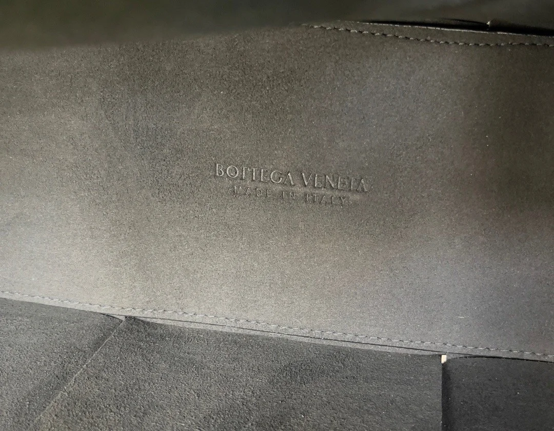 Bottega Veneta Arco Medium Tote In Black Intrecciato Calfskin product view 7