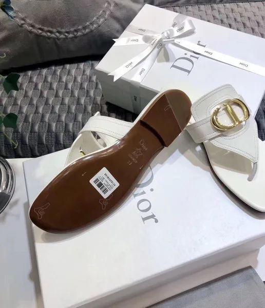 Dior 30 Montaigne Thong Flats In White Calfskin product view 6