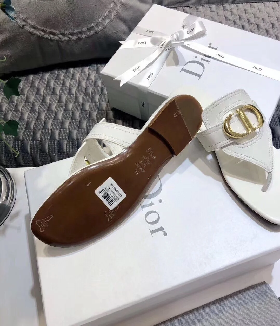 Dior 30 Montaigne Thong Flats In White Calfskin product view 6