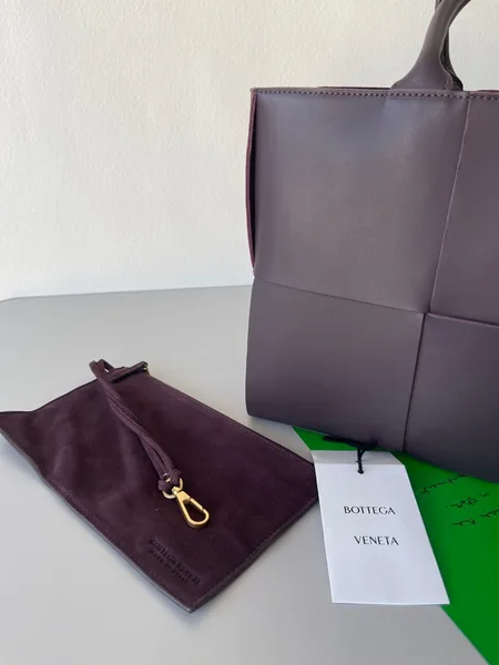 Bottega Veneta Arco Medium Tote In Fondant Intrecciato Lambskin product view 4