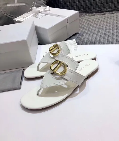 Dior 30 Montaigne Thong Flats In White Calfskin product view 3