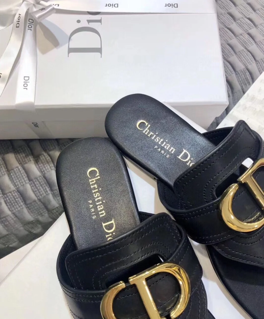 Dior 30 Montaigne Thong Flats In Black Calfskin product view 8