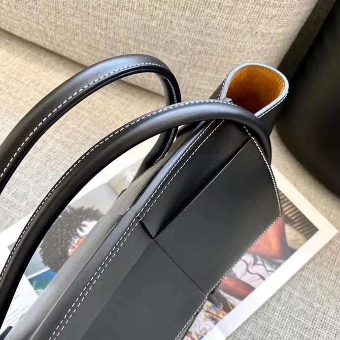 Bottega Veneta Arco Medium Bag In Black Intrecciato Calfskin product view 2