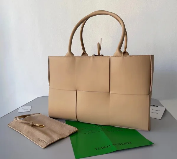 Bottega Veneta Arco Medium Tote In Beige Intrecciato Lambskin product view 3